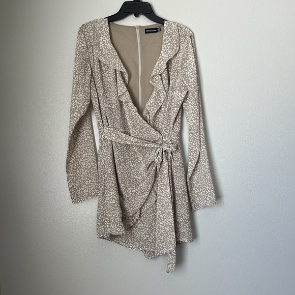 Pretty Little Thing Juniors Size 10 Long Sleep Ruffle Wrap Shorts Romper‎ Beige - Picture 6 of 14